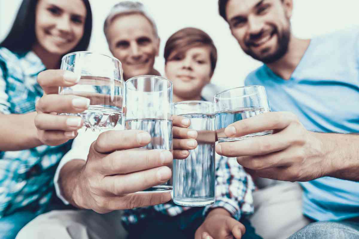 Bere acqua durante i pasti, meglio evitare?