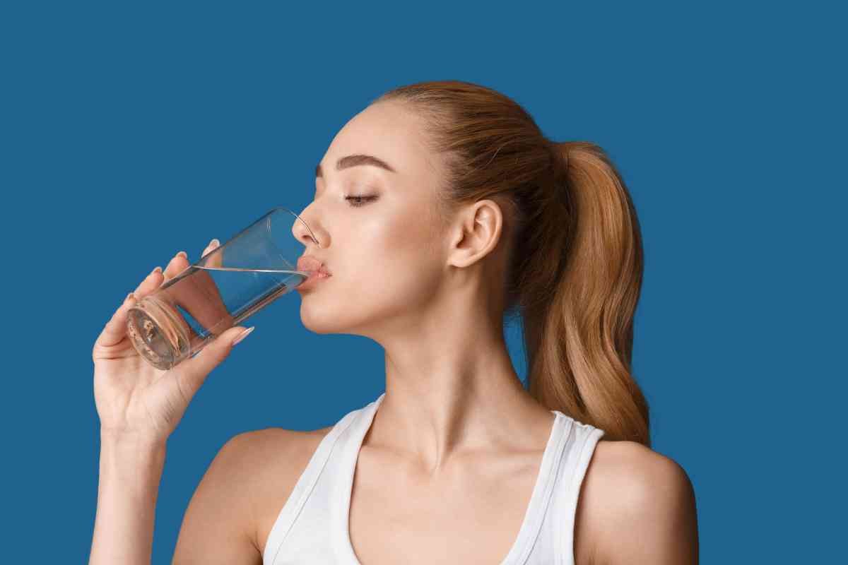 Bere acqua durante i pasti, i vantaggi 