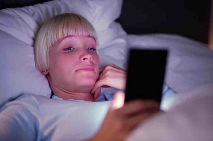 Cosa succede a chi utilizza lo smartphone prima di dormire