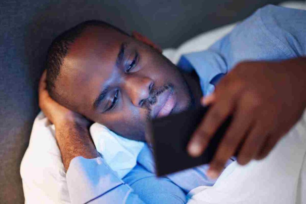 Cosa succede a chi utilizza lo smartphone prima di dormire