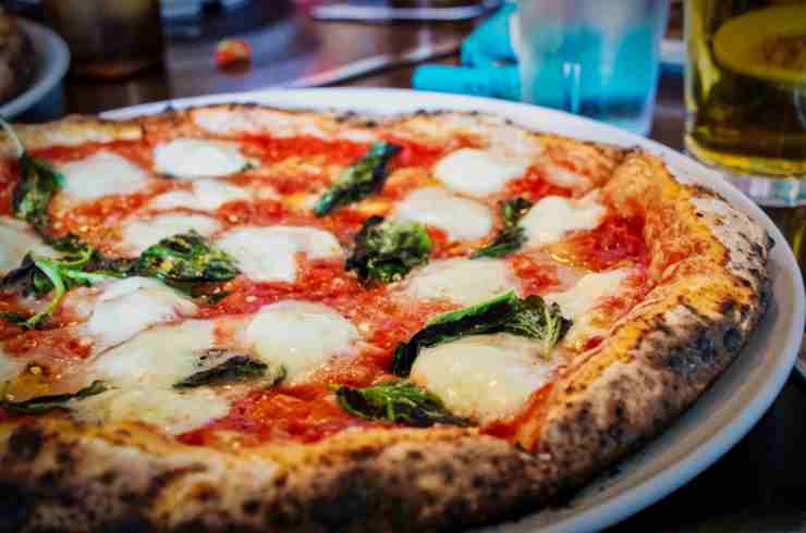 Quante volte a settimana è consigliabile mangiare la pizza: cosa dicono gli esperti
